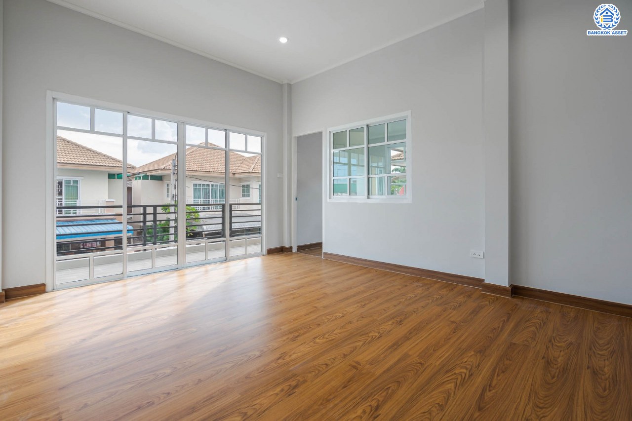 บ้านมือสองตกแต่งใหม่ ทำเลโซนเมือง! หลังมุม ม.ปัญฐิญา1 พระราม5 ตกแต่งดีไซน์ทันสมัย เนื้อที่ 55.5 ตร.ว. หลังใหญ่พร้อมอยู่ ฟังก์ชัน 3 ห้องนอน 3 ห้องน้ำ 2 ที่จอดรถ พร้อมเรือนรับรอง ทำเลศักยภาพ เชื่อมต่อถนนหลายสาย ใกล้รถไฟฟ้า "สถานีแยกติวานนท์"